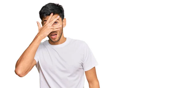 Joven Hombre Guapo Vistiendo Camiseta Blanca Casual Asomándose Shock Cubriendo —  Fotos de Stock