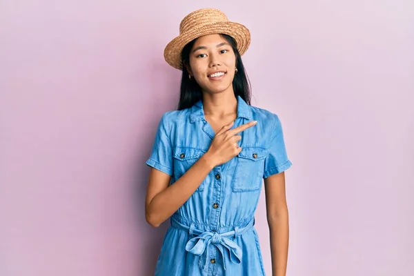 Junge Chinesin Mit Sommerhut Lächelt Fröhlich Und Zeigt Mit Hand — Stockfoto