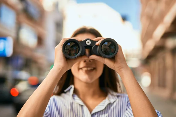 Jong Hispanic Meisje Glimlachen Gelukkig Met Behulp Van Verrekijker Stad — Stockfoto