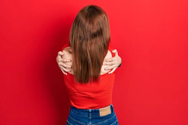 Roodharige Jonge Vrouw Draagt Casual Rood Shirt Knuffelen Zich Gelukkig — Stockfoto