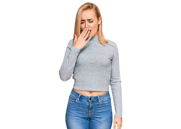 Mooie Blanke Vrouw Draagt Casual Kleding Verveeld Geeuwen Moe Bedekken — Stockfoto