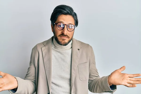 Junger Hispanischer Mann Mit Businessjacke Und Brille Ahnungslos Und Verwirrt — Stockfoto