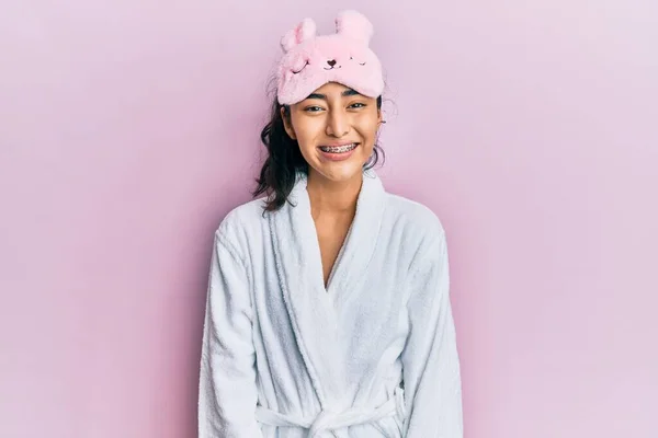 Hispanisches Teenager Mädchen Mit Zahnspange Mit Schlafmaske Und Robe Sieht — Stockfoto