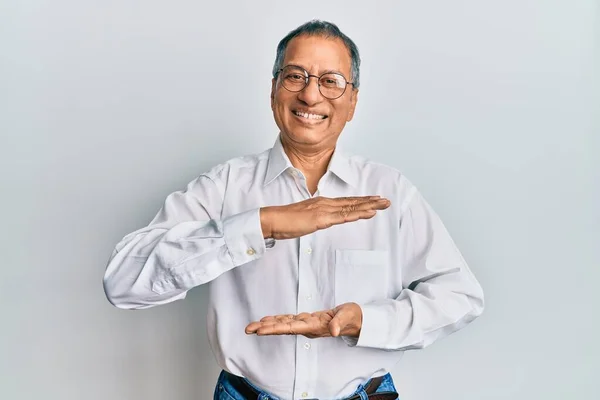 Homem Indiano Meia Idade Vestindo Roupas Casuais Óculos Gestos Com — Fotografia de Stock