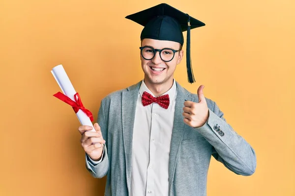 Mladý Kavkazský Šprt Muž Nosí Brýle Maturitní Čepici Drží Stupeň — Stock fotografie