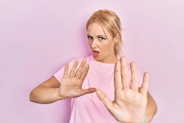 Junge Blonde Frau Lässigem Rosafarbenem Shirt Die Die Hände Wegbewegt — Stockfoto