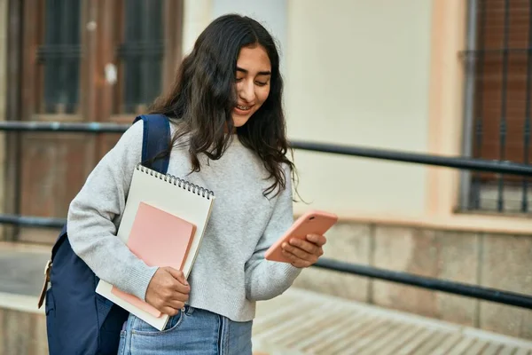 Jeune Fille Étudiante Moyen Orient Souriant Heureux Utilisant Smartphone Ville — Photo