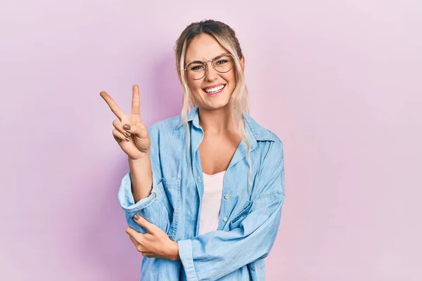 Belle Jeune Femme Blonde Portant Des Vêtements Décontractés Des Lunettes — Photo