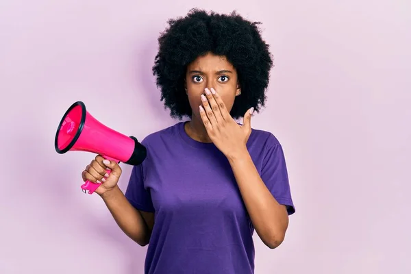 Afro Amerikalı Genç Bir Kadın Megafonla Bağırıyor Ağzını Eliyle Kapatıyor — Stok fotoğraf