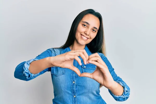 Junge Hispanische Frau Lässiger Jeansjacke Verliebt Lächelnd Und Herzform Mit — Stockfoto