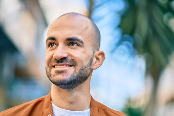 Joven Calvo Hispano Sonriendo Feliz Pie Ciudad —  Fotos de Stock