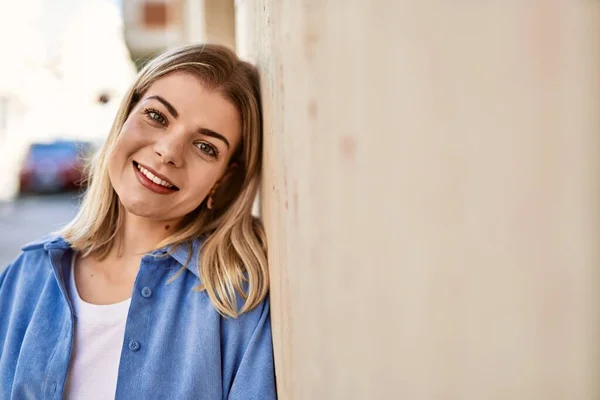 Giovane Ragazza Bionda Sorridente Felice Piedi Alla Città — Foto Stock