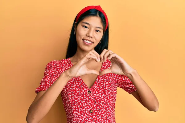 Jonge Chinese Vrouw Draagt Casual Kleding Glimlachend Liefde Doen Hart — Stockfoto