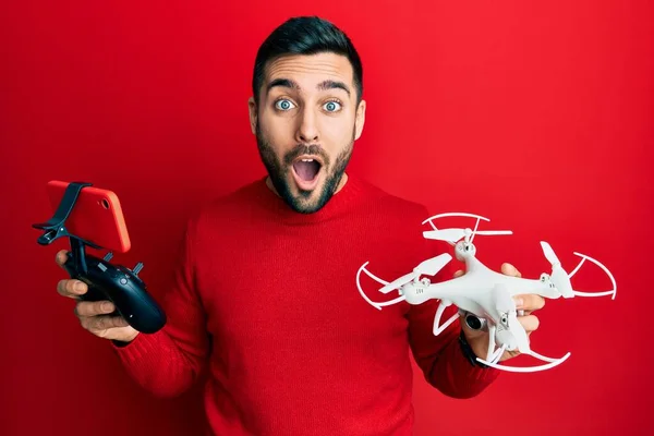 Jovem Hispânico Segurando Drone Controle Remoto Com Smartphone Com Medo — Fotografia de Stock