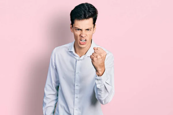 Νεαρός Ισπανόφωνος Επιχειρηματίας Που Φοράει Επαγγελματικά Ρούχα Θυμωμένος Και Θυμωμένος — Φωτογραφία Αρχείου