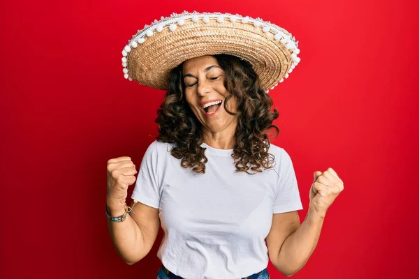 Mujer Hispana Mediana Edad Sosteniendo Sombrero Mexicano Muy Feliz Emocionada — Foto de Stock