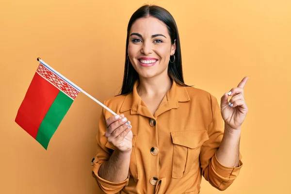 Jovem Morena Segurando Bandeira Belarus Sorrindo Feliz Apontando Com Mão — Fotografia de Stock