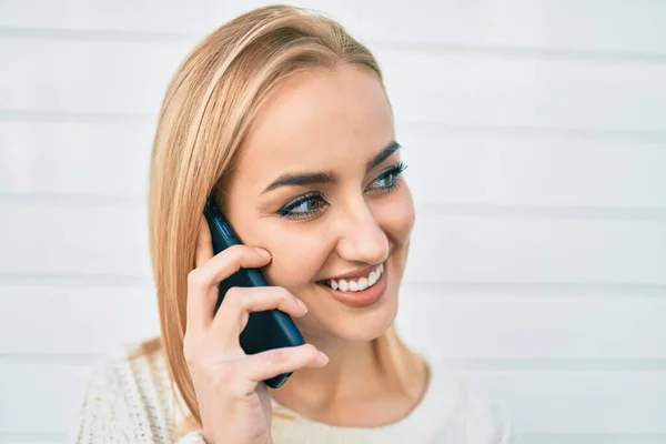 Jong Blond Meisje Glimlachen Gelukkig Praten Smartphone Stad — Stockfoto