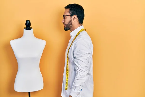 Spaanse Man Met Baard Dressmaker Ontwerper Staan Door Pop Zoek — Stockfoto