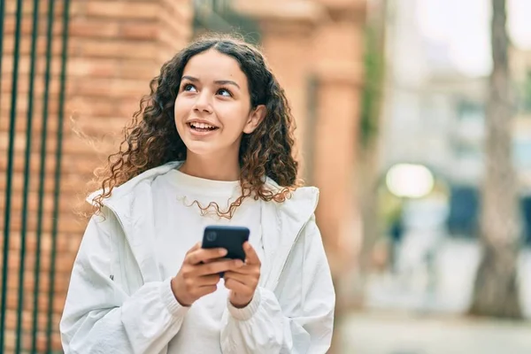 Schöne Hispanische Mädchen Lächelt Glücklich Mit Smartphone Der Stadt — Stockfoto