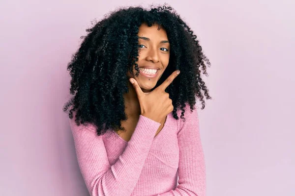 Αφροαμερικανή Γυναίκα Αφρο Μαλλιά Φορώντας Casual Ροζ Πουκάμισο Αναζητούν Αυτοπεποίθηση — Φωτογραφία Αρχείου