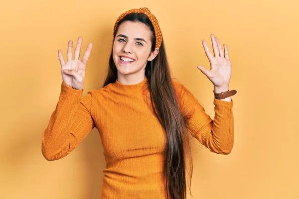 Junge Brünette Teenager Tragen Legeren Gelben Pullover Und Zeigen Mit — Stockfoto