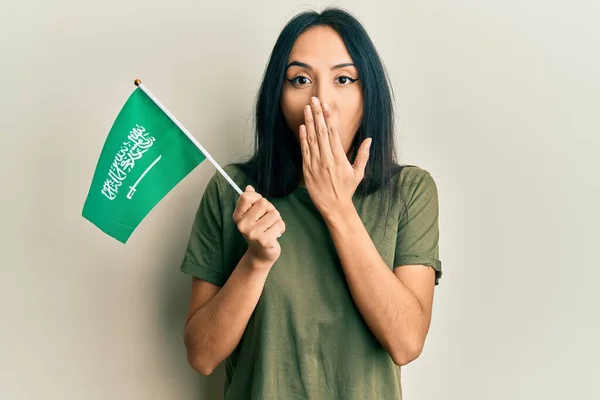 Menina Hispânica Jovem Segurando Reino Bandeira Árabe Saudi Cobrindo Boca — Fotografia de Stock