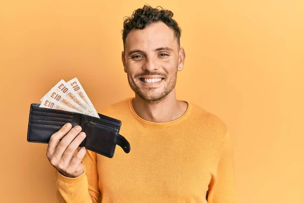 Joven Hombre Hispano Sosteniendo Billetera Con Libras Del Reino Unido —  Fotos de Stock