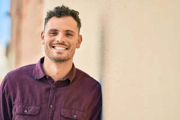 Joven Hispano Sonriendo Feliz Pie Ciudad —  Fotos de Stock