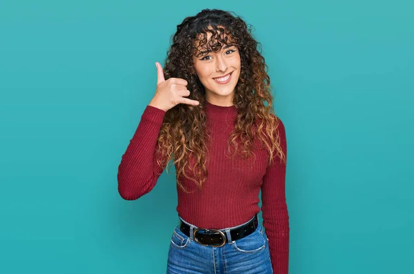 Jovencita Hispana Vistiendo Ropa Casual Sonriendo Haciendo Gesto Telefónico Con —  Fotos de Stock