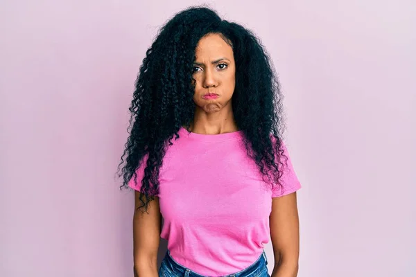 Mujer Afroamericana Mediana Edad Vistiendo Ropa Casual Hinchando Mejillas Con — Foto de Stock