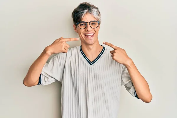 Ung Latinamerikansk Man Klädd Avslappnade Kläder Och Glasögon Leende Glad — Stockfoto