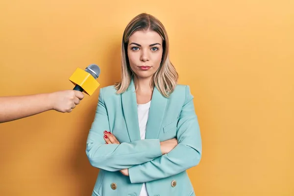 Beautiful Caucasian Woman Being Interviewed Reporter Holding Microphone Skeptic Nervous — Stock Photo, Image