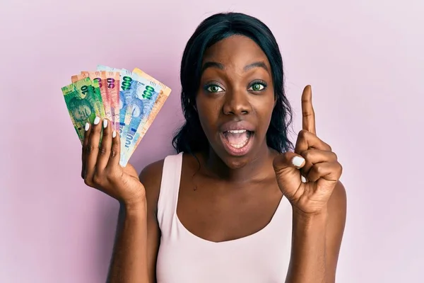 Joven Mujer Afroamericana Sosteniendo Billetes Rand Sudafricanos Sonriendo Con Una — Foto de Stock