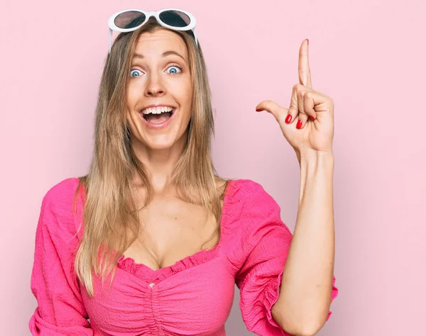 Hermosa Mujer Caucásica Con Gafas Sol Estilo Veraniego Apuntando Con —  Fotos de Stock