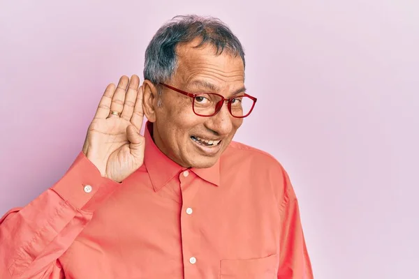 Een Indiaanse Man Van Middelbare Leeftijd Casual Kleding Een Bril — Stockfoto
