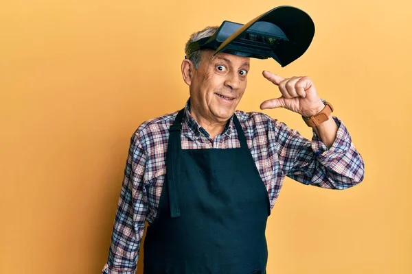 Hombre Mayor Guapo Con Pelo Gris Usando Máscara Protección Soldadura —  Fotos de Stock