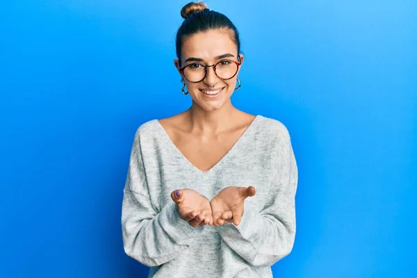 Jonge Latijns Amerikaanse Vrouw Casual Kleding Glimlachend Met Handpalmen Samen — Stockfoto