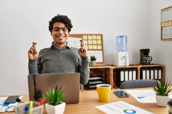 Ung Latinamerikansk Man Klädd Affärsstil Sitter Skrivbordet Kontoret Gestikulerande Finger — Stockfoto