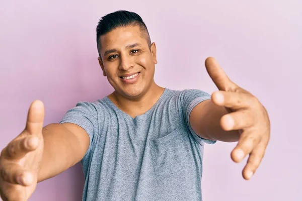 Jovem Latino Vestindo Roupas Casuais Olhando Para Câmera Sorrindo Braços — Fotografia de Stock