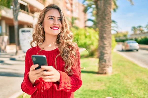 Chica Rubia Joven Sonriendo Feliz Usando Teléfono Inteligente Pie Parque — Foto de Stock