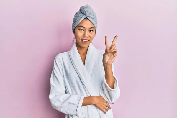 Ung Kinesisk Kvinna Bär Dusch Handduk Mössa Och Badrock Leende — Stockfoto