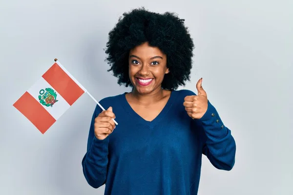 Jonge Afro Amerikaanse Vrouw Met Peru Vlag Lachend Gelukkig Positief — Stockfoto