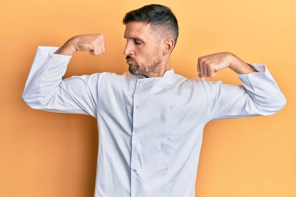 Homem Bonito Com Barba Vestindo Uniforme Cozinheiro Profissional Mostrando Músculos — Fotografia de Stock