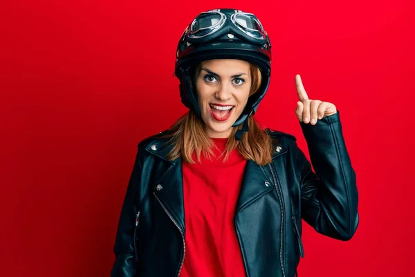 ヒスパニック系の若い女性が成功したアイデアで指を指してオートバイのヘルメットを着用 興奮して幸せよ 第1位 — ストック写真