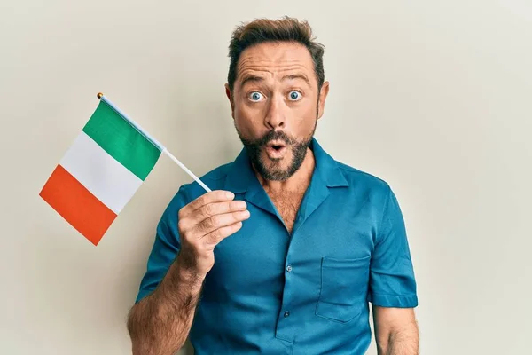 Uomo Mezza Età Con Bandiera Irlandese Spaventato Stupito Bocca Aperta — Foto Stock