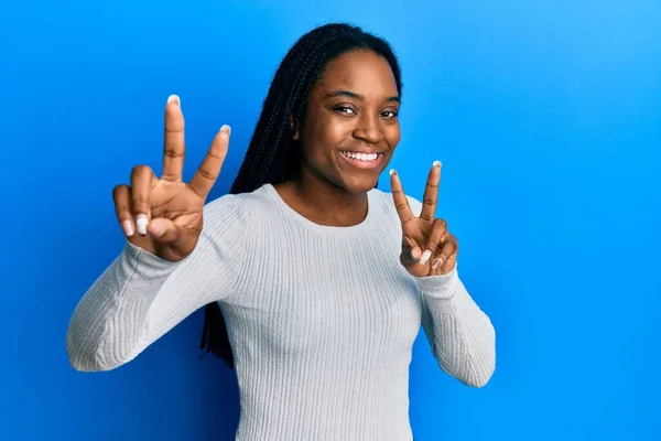 Afroamerikanerin Mit Geflochtenen Haaren Lässigem Weißen Pullover Lächelnd Die Kamera — Stockfoto