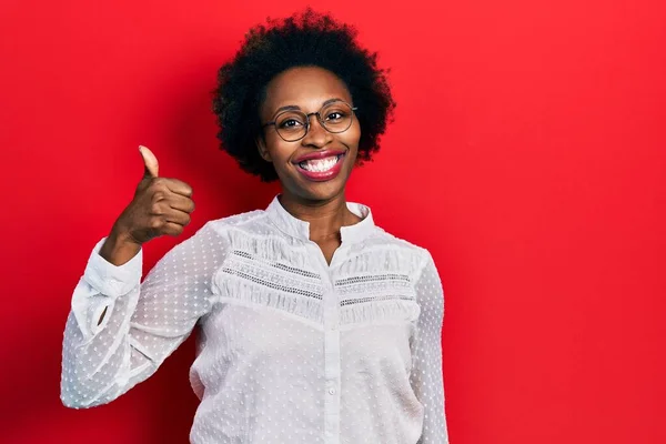 Ung Afrikansk Amerikansk Kvinna Bär Casual Kläder Och Glasögon Ler — Stockfoto