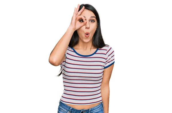 Junge Hispanische Mädchen Lässig Gestreiftem Shirt Tun Geste Schockiert Mit — Stockfoto