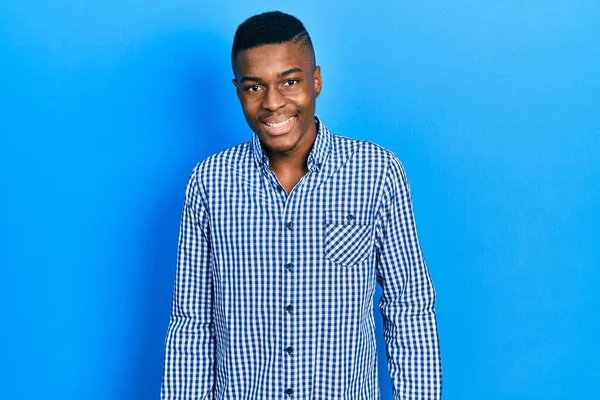 Jeune Homme Afro Américain Portant Des Vêtements Décontractés Avec Sourire — Photo